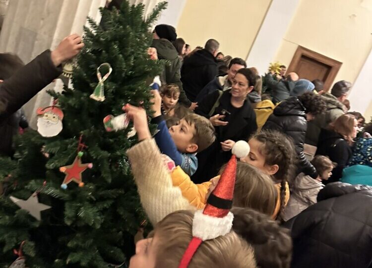 Στολίσαμε την πλατεία του νησιού μας, για τα  Χριστούγεννα!